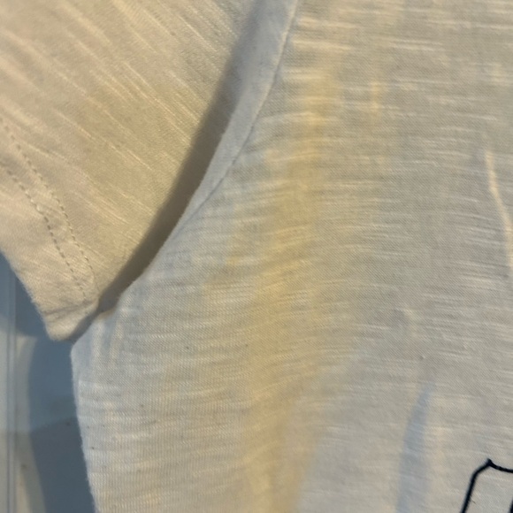 Kavio White V-Neck Tee with Skyline Design - Picture 7 of 7